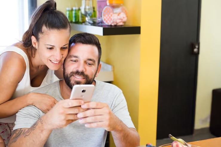 Pareja exponiendo su relación en redes sociales